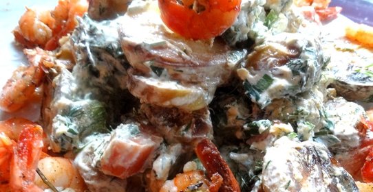 Салат из запеченных овощей с креветками и заправкой крем-фреш