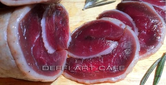 Отбивные из страуса с креветками в чесночном соусе