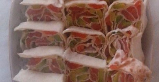 Рулетики с красной рыбой и авокадо