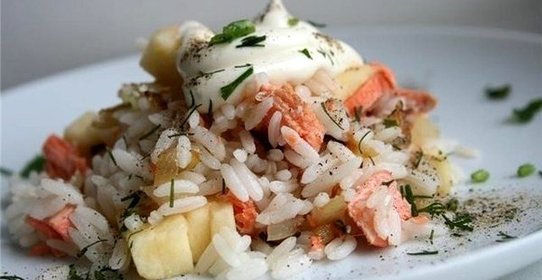 Салат с отварной семгой