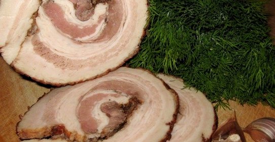 Рулет из сала в луковой шелухе
