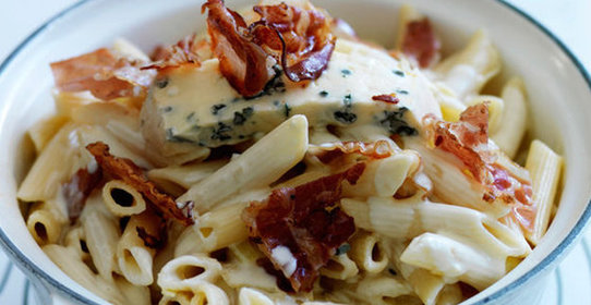 Пенне с сыром рокфор и беконом