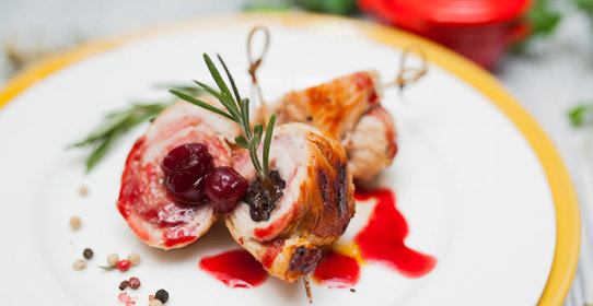 Рулетики из индейки с черносливом