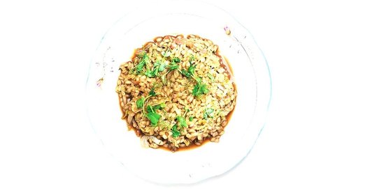 Перловка, томленная с гранатовым соусом и савойской капустой