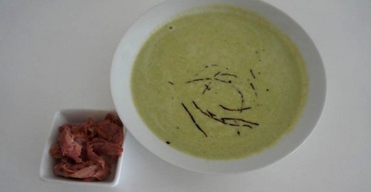 Крем-суп из спаржи и цуккини с поджаренным беконом