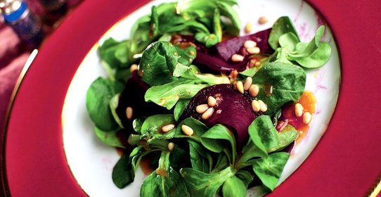 Сашими из свеклы с салатом корн и медово-горчичной заправкой