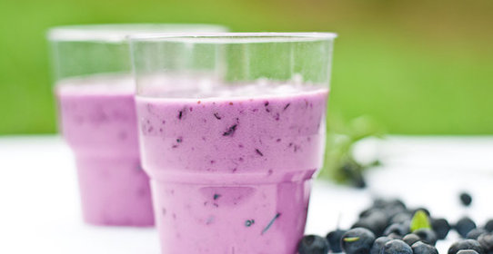 Молочный коктейль с черной смородиной