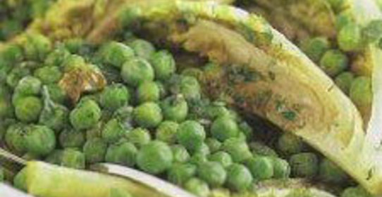 Тушеный горошек с зеленым салатом