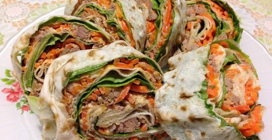 Рулет из лаваша с корейской морковкой
