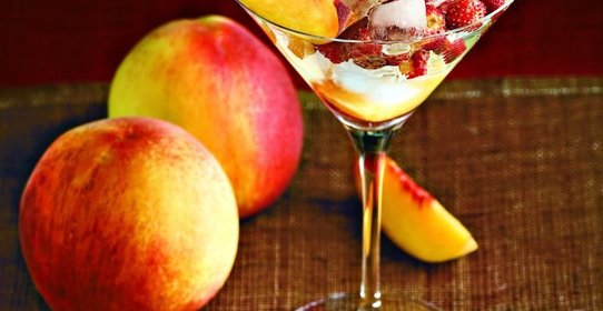 Десерт из персиков и земляники