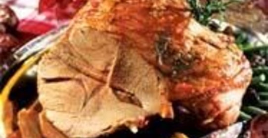 Баранья нога, нашпигованная морковкой и чесноком