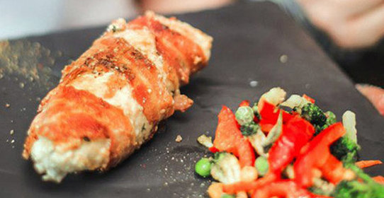 Куриный рулет с грибами и беконом