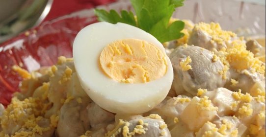 Салат Русь из куриных потрошков с грибами и солеными огурцами