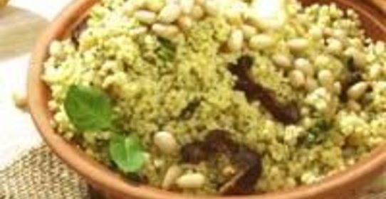 Большой салат с креветками, огурцами, авокадо и проростками