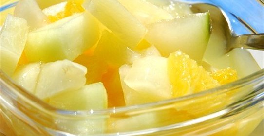 Салат из яблок с ананасами