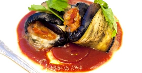 Баклажановые рулетики с моцареллой и томатным соусом