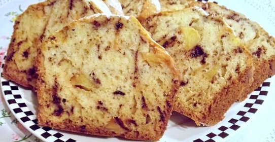 Кекс с яблоками и шоколадом