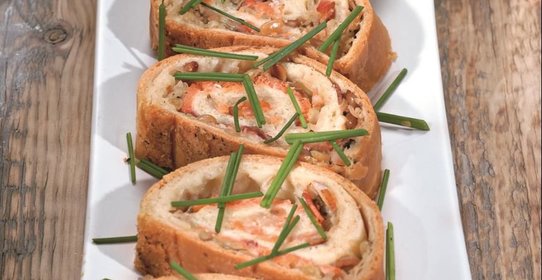 Бисквитный рулет с клубникой