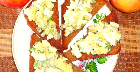 Гренки с яйцом и соленым огурцом