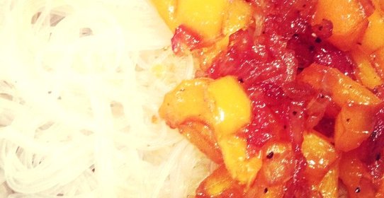 Тушеные перцы в кисло-сладком соусе с фунчозой