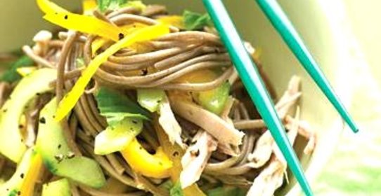 Салат с курицей, болгарским перцем и огурцом