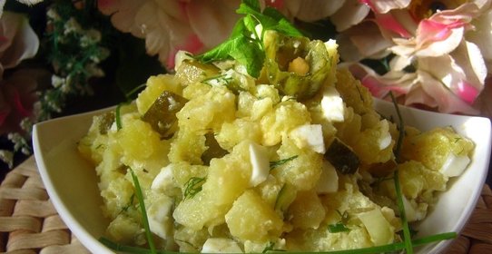 Картофельный салат с малосольным огурцом