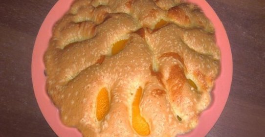 Шарлотка с персиками