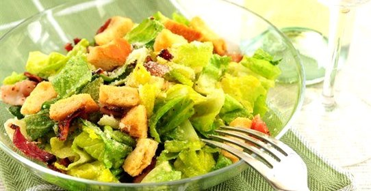 Салат «Цезарь» классический с анчоусами