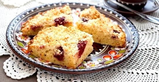 Пирог с вишней и миндалём