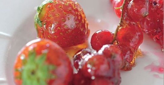 Фрукты и ягоды в карамели