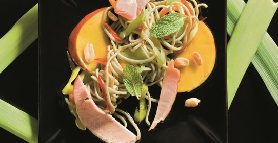 Теплый салат из лапши со свининой