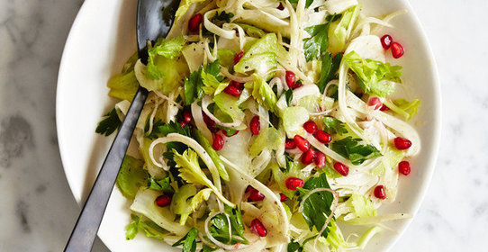 Салат с сельдереем, фенхелем и зернами граната