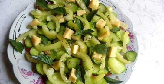 Салат с овощами сыром и базиликом