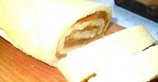 Рулет бисквитный с вареньем