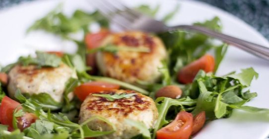 Котлеты из мяса птицы с миндалем и яблоком