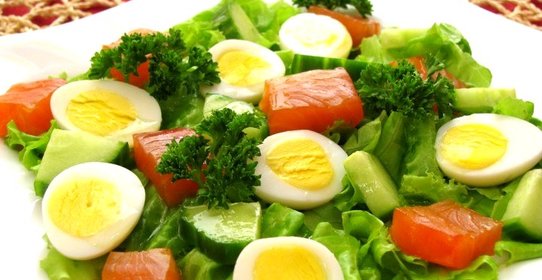 Салат с горбушей, огурцами и яйцами