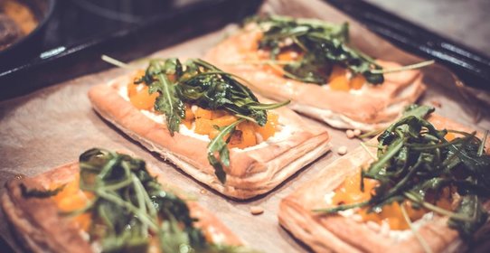 Открытый пряный пирог с тыквой и зеленым соусом табаско