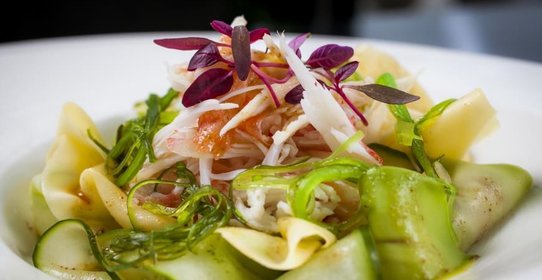 Салат с камчатским крабом, авокадо и манго с соусом банановый юзу