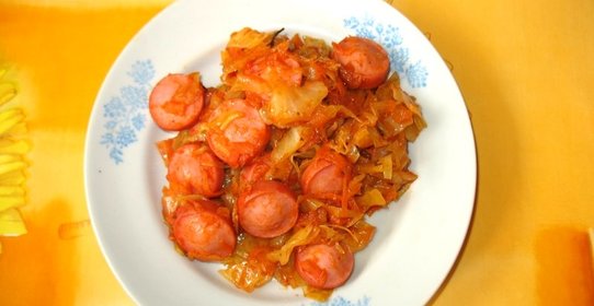 Тушеная капуста с колбасой в мультиварке