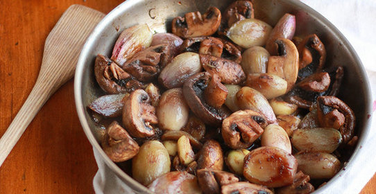 Шампиньоны с луком-шалот и корицей