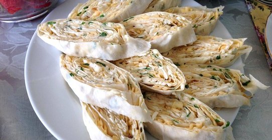 Рулет из лаваша с двумя видами сыра