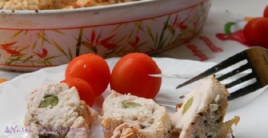 Куриные рулетики с маринованными огурчиками запеченные в сметане
