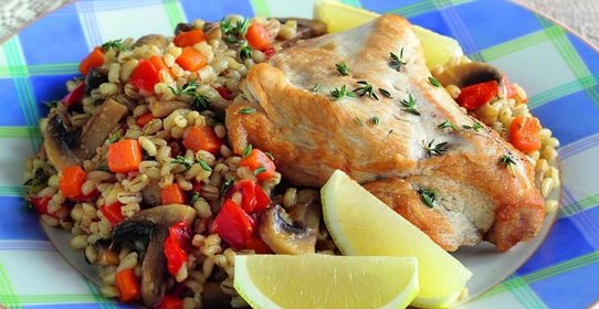 Шницели из индейки с перловкой и грибами