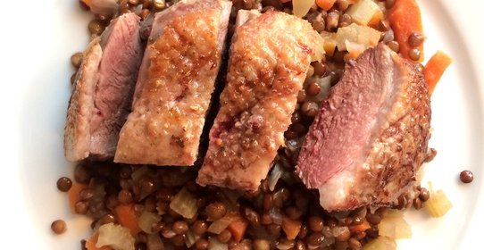 Утиная грудка с чечевицей и соусом из ревеня