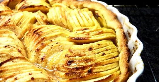 Пирог с яблоками и корицей