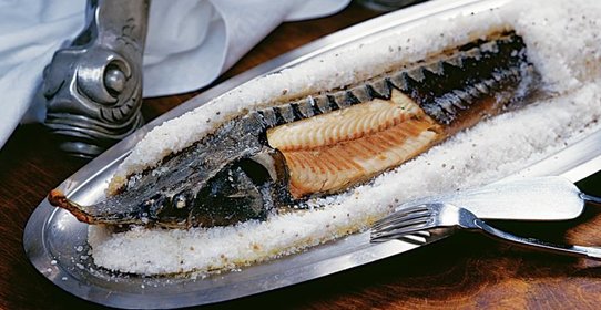 Стерлядь, запеченная в соли