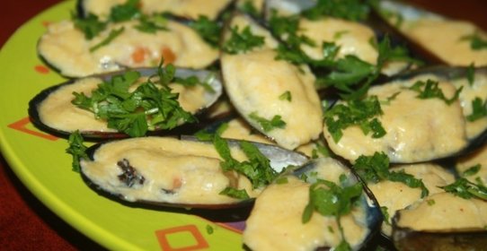 Запеченные мидии с сыром и чесноком