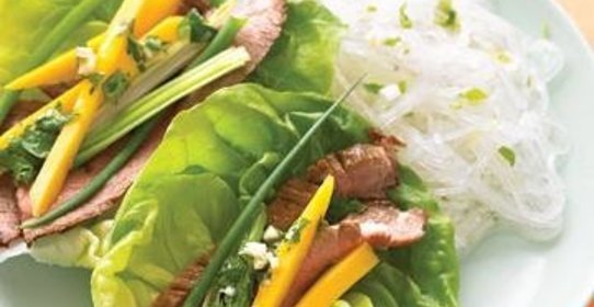 Говядина с салатом и лапшой