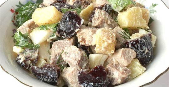 Салат с мясом и черносливом