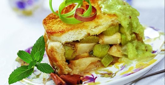 Шарлотка с ревенем и яблоками